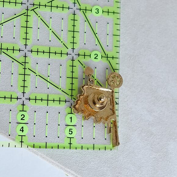 Vintage 1992 Avon Garden Of Love Wheelbarrow Hearts Pin Brooch Gold Tone Lapel - Picture 5 of 5